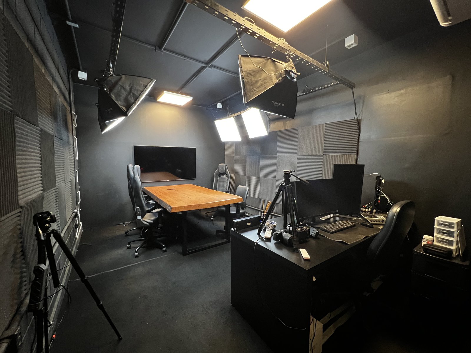 Estúdio principal com iluminação softbox e mesa de produção