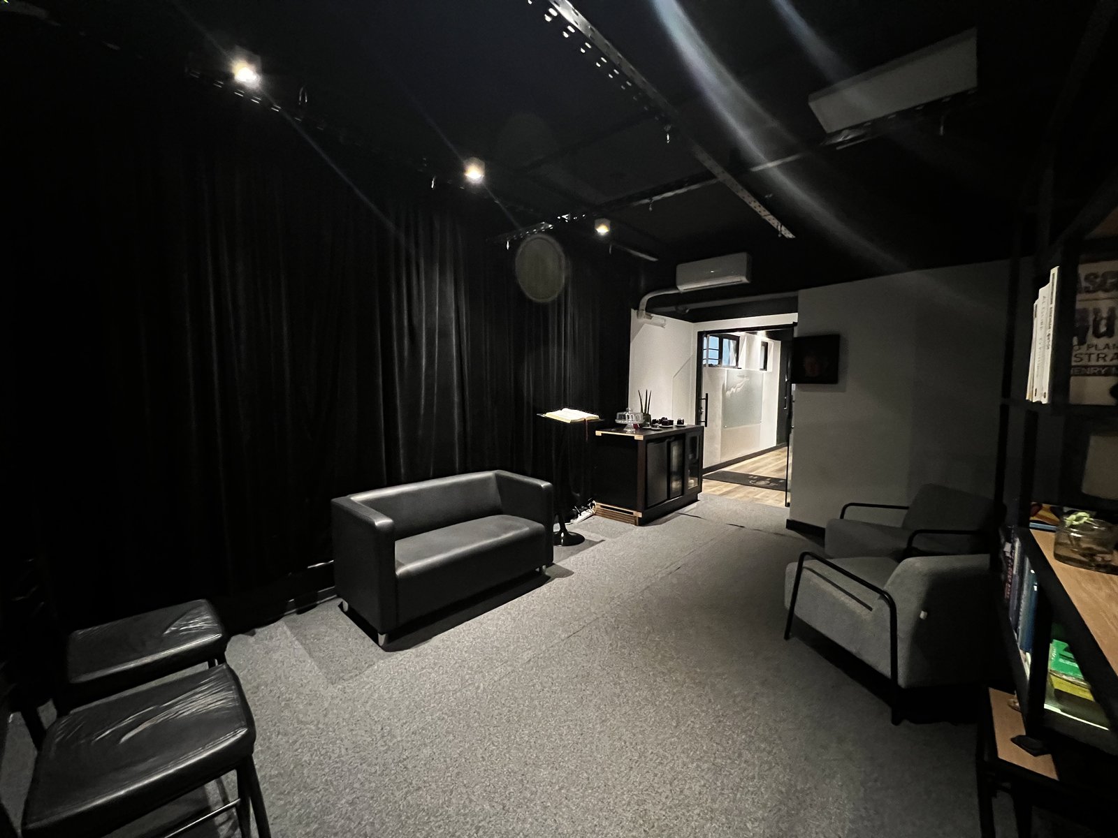 Lounge reservado com iluminação ambiente