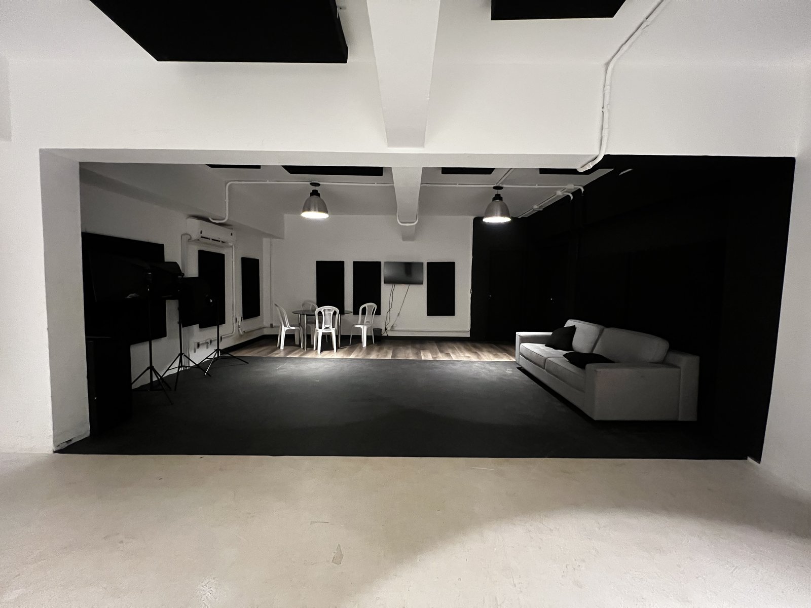 Ambiente amplo com cenário modular e iluminação cênica
